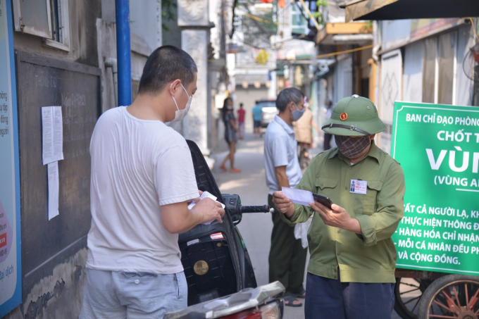 Dù không ít người qua lại nhưng công tác kiểm soát người từ bên ngoài vào để ngăn chặn, phòng chống dịch bệnh Covid-19 luôn được thực hiện nghiêm.