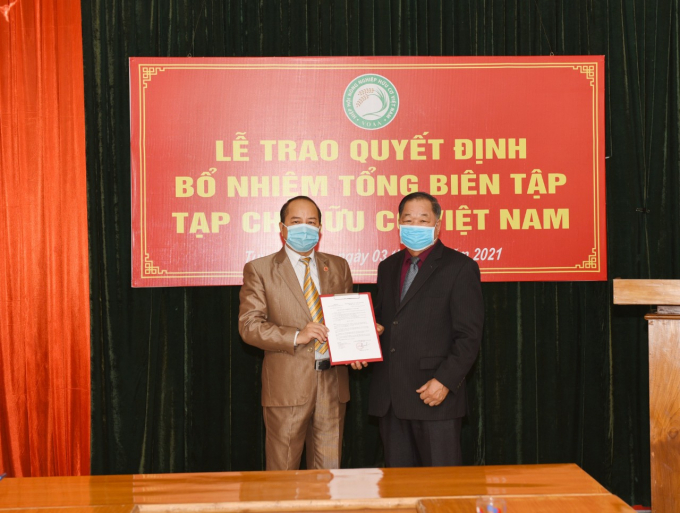 TSKH. Hà Phúc Mịch, Chủ tịch Hiệp hội Nông nghiệp Hữu cơ Việt Nam trao quyết định bổ nhiệm cho ông Nông Hải Việt (bên trái).