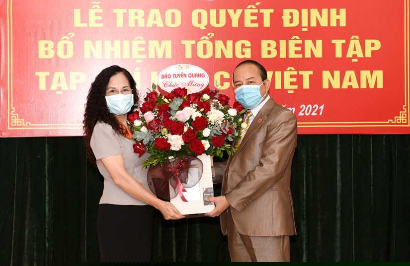 Lãnh đạo Báo Tuyên Quang tặng hoa chúc mừng bổ nhiệm Tổng Biên tập Tạp chí Hữu cơ Việt Nam.Ảnh: Quốc Việt