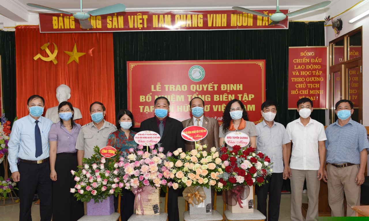 Các đại biểu chúc mừng Tân Tổng biên tập Tạp chí điện tử Nông nghiệp Hữu cơ Việt Nam và Tạp chí Hữu cơ Việt Nam Nông Hải Việt