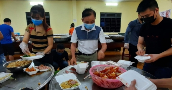 Hiệu trưởng trường Đại học Luật, Đại học Huế vào bếp làm bữa ăn sáng cho bà con ở khu cách ly