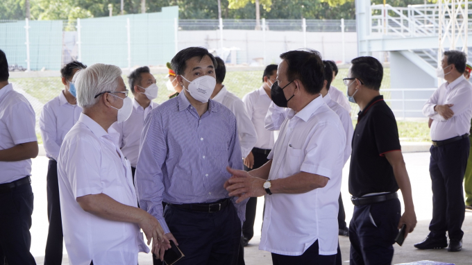 Thứ trưởng Bộ Y tế Trần Văn Thuấn (giữa) kiểm tra tại cơ sở 2 của Bệnh viện dã chiến số 1 Bình Dương.