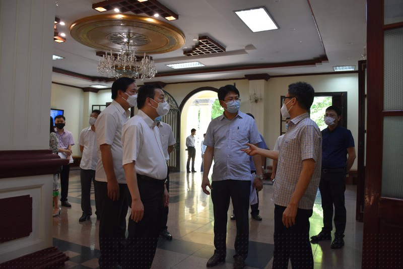 Phó Thủ tướng Chính phủ Vũ Đức Đam (người ngoài cùng bên phải) kiểm tra công tác phòng, chống dịch Covid-19 tại Bộ Tư pháp.