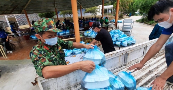 Bài 1 - Theo dấu chân người lính nấu hàng ngàn suất cơm mỗi ngày chuyển đến khu cách ly tập trung