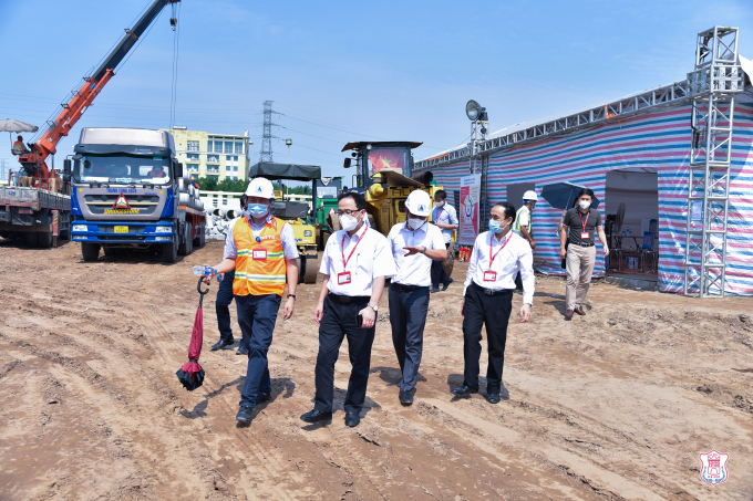 Ban giám hiệu Trường Đại học Y Hà Nội kiểm tra tiến độ xây dựng Bệnh viện dã chiến hồi sức tích cực COVID-19.