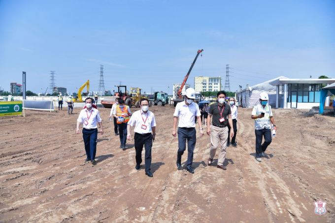 PGS.TS. Đoàn Quốc Hưng cùng lãnh đạo, cán bộ Trường ĐH Y Hà Nội đi kiểm tra tiến độ công việc tại bệnh viện dã chiến Hồi sức tích cực Covid-19.