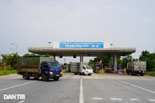 Trạm thu phí tại nút giao IC3 trên cao tốc Nội Bài - Lào Cai, thuộc địa phận tỉnh Vĩnh Phúc và tiếp giáp Hà Nội, vẫn được tổ chức thu phí bình thường (Ảnh: Quân Đỗ). 