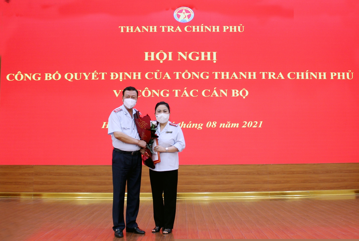 Tổng Thanh tra Chính phủ Đoàn Hồng Phong trao quyết định và tặng hoa chúc mừng tân Phó Tổng Biên tập phụ trách Báo Thanh tra Nguyễn Thị Hoa. Ảnh: PH