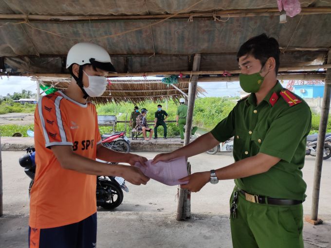 Cong an trao quyet dinh phat