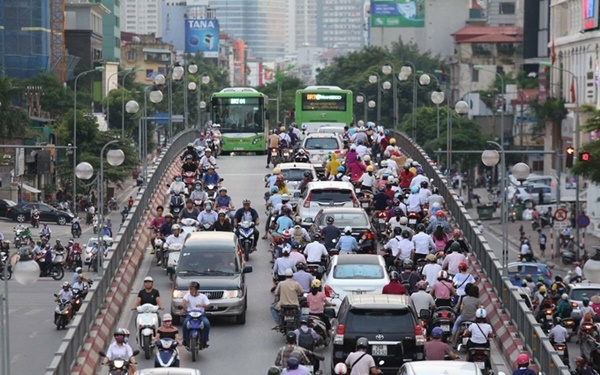 Dòng xe máy, ôtô lưu thông trên đường ở Hà Nội thời điểm trước giãn cách xã hội. Ảnh: Gia Chính