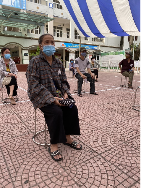 Người dân quận Hai Bà Trưng đang xếp hàng chờ đến lượt mua tại Siêu thị mini 0 đồng