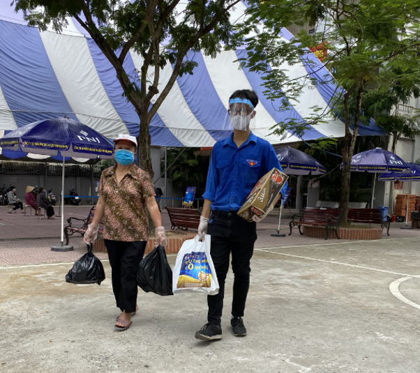 Sau khi mua hàng, tình nguyện viên sẽ hỗ trợ người dân đưa các vật phẩm ra ngoài…