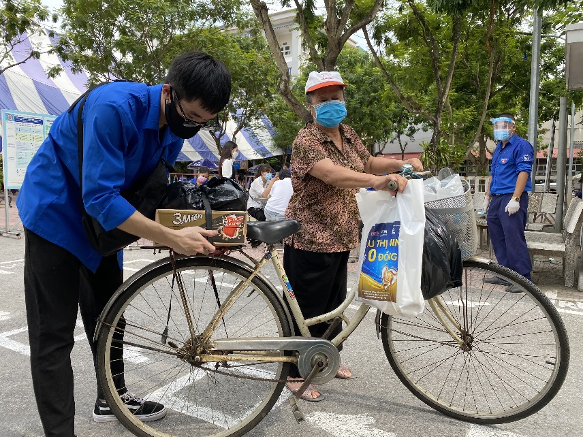 … và cẩn thận sắp xếp đồ đạc để đảm bảo người dân về nhà an toàn