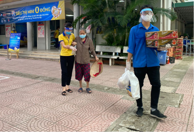 Nhân viên PNJ và các tình nguyện viên luôn sẵn sàng đồng hành cùng người dân trong quá trình mua hàng