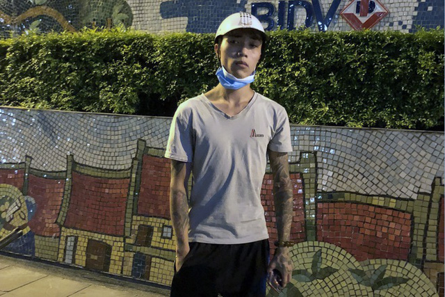 Đối tượng Huy định chip ma tuý đá được giấu trong bánh mỳ cho khách.