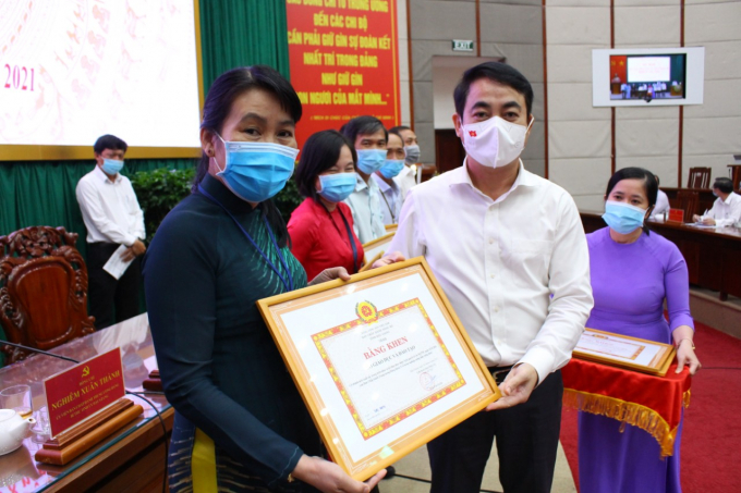 6.8-Bi thu Nghiem Xuan Thanh trao bang khen ca nhan xuat sac