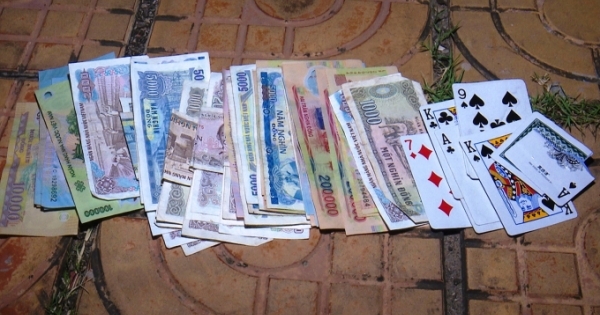 Bắt quả tang 7 đối tượng đánh bạc giữa thời điểm giãn cách