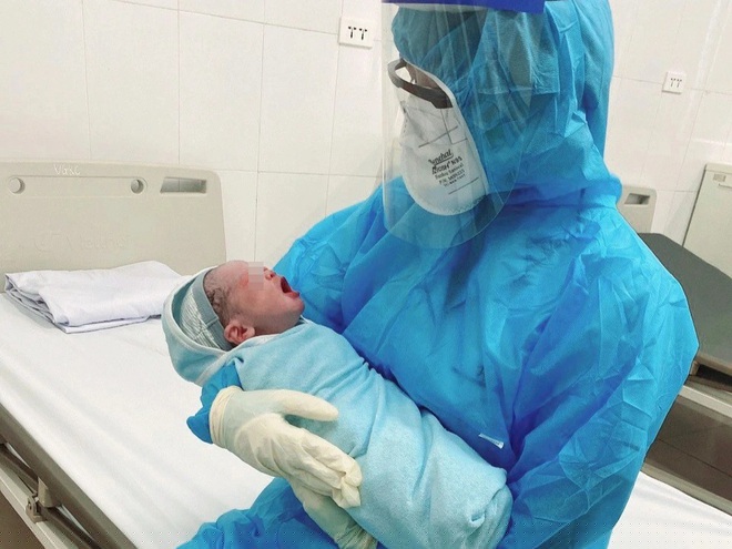 B&eacute; g&aacute;i nặng 2,8 kg đ&atilde; ch&agrave;o đời tại Khoa Ngoại sản, Bệnh viện Bệnh Nhiệt đới Trung ương.