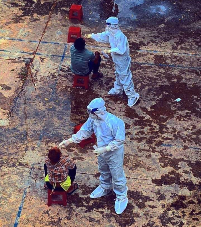 Nhân viên y tế lấy mẫu xét nghiệm Covid-19 cho người dân. (Ảnh: Minh họa)