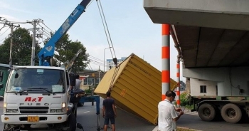 Container va vào gầm cầu vượt An Sương, rớt xuống đường