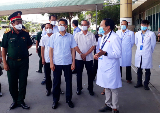 Phó Thủ tướng Vũ Đức Đam kiểm tra khu điều trị bệnh nhân COVID-19 đang được xây dựng của Bệnh viện đa khoa Thanh Vũ Medic.  (Ảnh: Trọng Nghĩa)