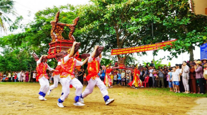 Kiệu thánh có thể “bay” khắp chốn, không biết trước điểm dừng. (Ảnh Lê Tân)