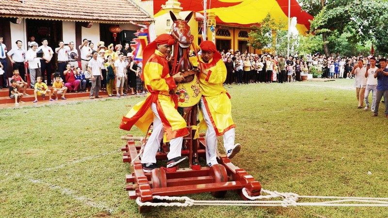 Xa mã hay còn gọi là thi kéo ngựa gỗ lại tái hiện lại cảnh rèn luyện, tập trận của binh sĩ thời xưa mang lại sự hào hứng cho Lễ hội. (Ảnh Lê Tân)