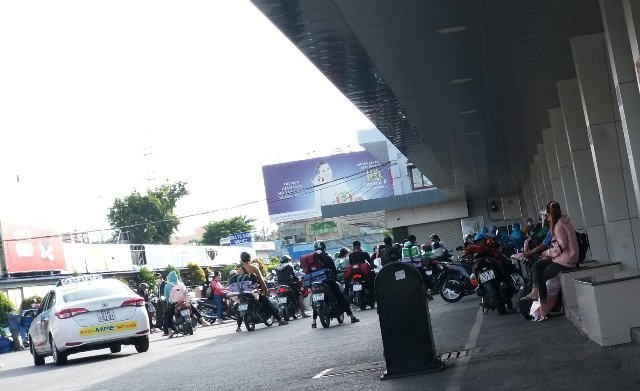 Nguoi dan tap trung tai BX Mien tay