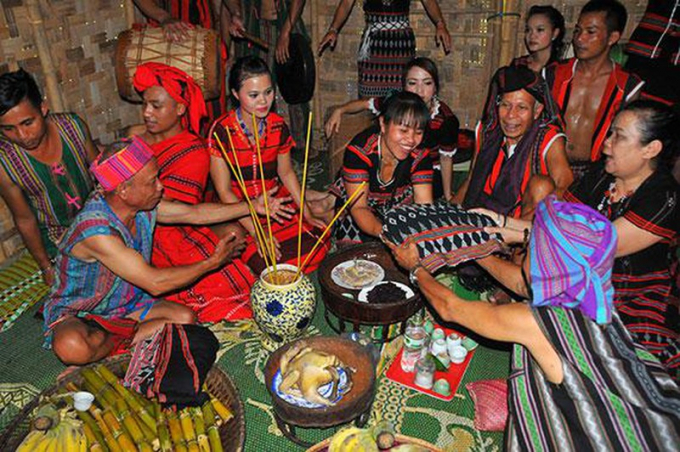 Z&egrave;ng được sử dụng l&agrave;m của hồi m&ocirc;n trong đ&aacute;m cưới của d&acirc;n tộc T&agrave; &Ocirc;i.