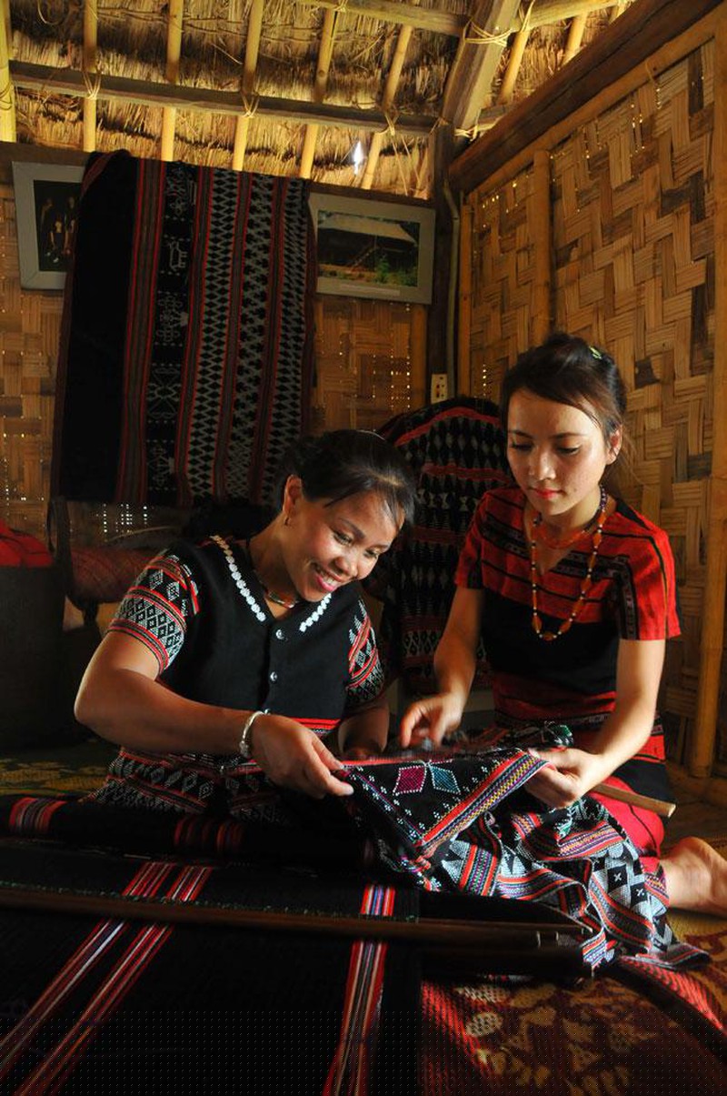 Giữ g&igrave;n nghề dệt Z&egrave;ng truyền thống l&agrave; lưu giữ truyền thống văn h&oacute;a của d&acirc;n tộc T&agrave; &Ocirc;i.