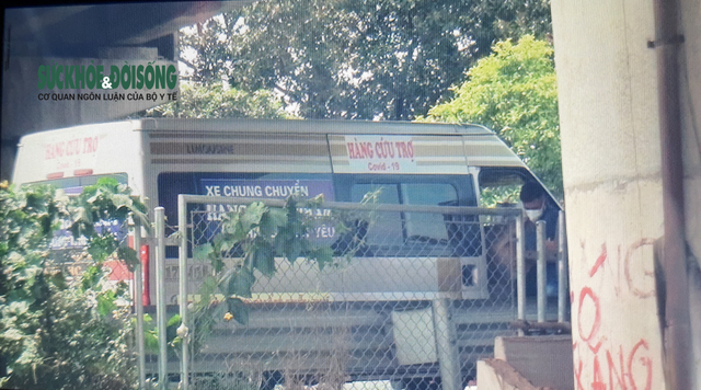 Xe khách mang biển kiểm soát 17B-015.79 của nhà xe Giỏi Hoa đón trả người và hàng hoá trên cao tốc Pháp Vân - Cầu Giẽ...