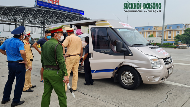 Trước đề nghị của PV Báo Sức khoẻ &amp;amp; Đời sống, lực lượng chức năng tại chốt kiểm soát Pháp Vân - Cầu Giẽ đã kiểm tra kỹ hơn về hàng hoá và giấy tờ lưu thông của chiếc xe khách BKS 17B-015.79.