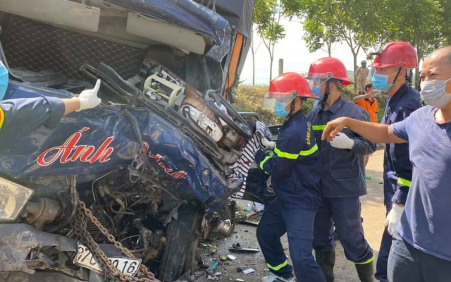 Tài xế xe tải tử vong trong ca bin bẹp dúm sau tai nạn