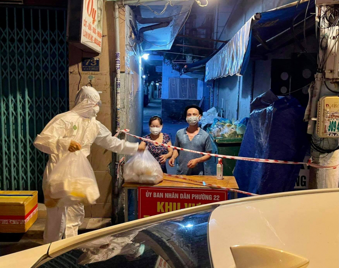 Phương trực tiếp trao những suất ăn cho người dân (Ảnh: Minh Đức)