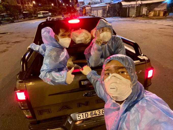 Vương Việt Phương và nhóm thiện nguyện trao xong những suất ăn cuối cùng lúc nửa đêm.