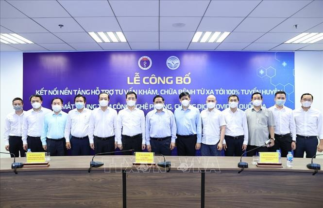 Thủ tướng Phạm Minh Chính, Bộ trưởng Bộ Y tế Nguyễn Thanh Long, Bộ trưởng Bộ Thông tin và Truyền thông cùng các đại biểu tại lễ ra mắt Trung tâm công nghệ phòng, chống dịch COVID-19 quốc gia. Ảnh: Dương Giang/TTXVN