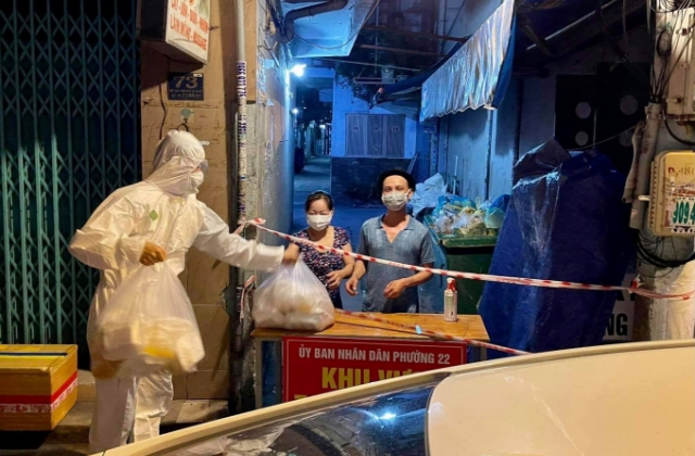 Phóng viên Vương Việt Phương và những suất cơm nghĩa tình giữa đại dịch