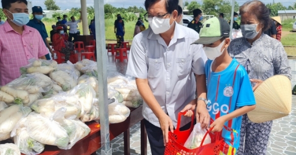 Bộ chỉ huy Quân sự Bạc Liêu trao nhiều suất quà đến với với đồng bào dân tộc Khmer