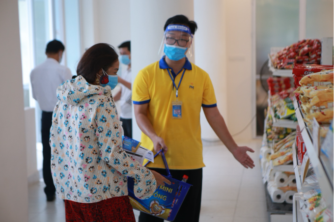 Các tình nguyện viên hướng dẫn khách hàng một cách tận tình, chu đáo