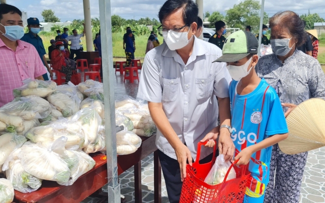 Bộ chỉ huy Quân sự Bạc Liêu trao nhiều suất quà đến với với đồng bào dân tộc Khmer