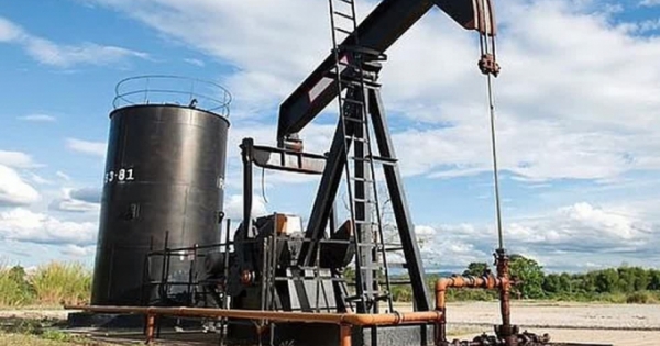 Giá xăng dầu tiếp đà lao dốc, về mức thấp nhất 6 tháng qua