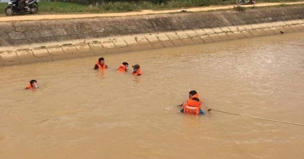 Thấy ô tô không người, xuống sông tìm thì phát hiện thi thể một phụ nữ