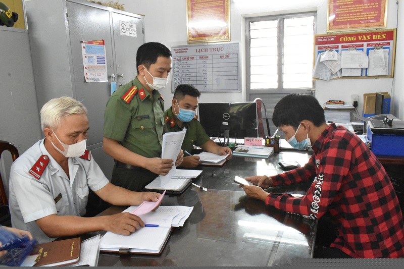 Cơ quan chức năng làm việc với Nguyễn Văn Tú