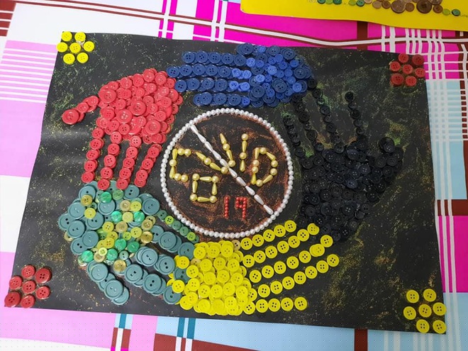 Bức tranh làm từ nút áo mang thông điệp kêu gọi mọi người chung tay đẩy lùi dịch Covid-19.