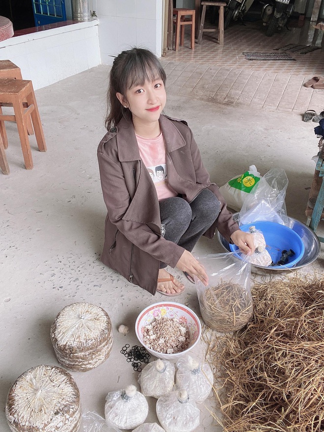 Để những ngày giãn cách không trở nên nhàm chán, mỗi ngày, chị Vân đều dành phần lớn thời gian vào công việc trồng nấm.