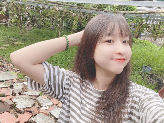 Phạm Thị Phước Vân tranh thủ thời gian rảnh rỗi để chăm sóc vườn lan.