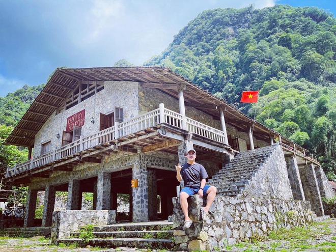 Toàn bộ 14 nhà sàn ở đây đều được làm bằng đá. (Ảnh: t.d.k98).