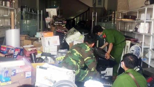 Khởi tố 2 bị can vụ hàng lậu chứa trong căn nhà gia đình thượng tá biên phòng