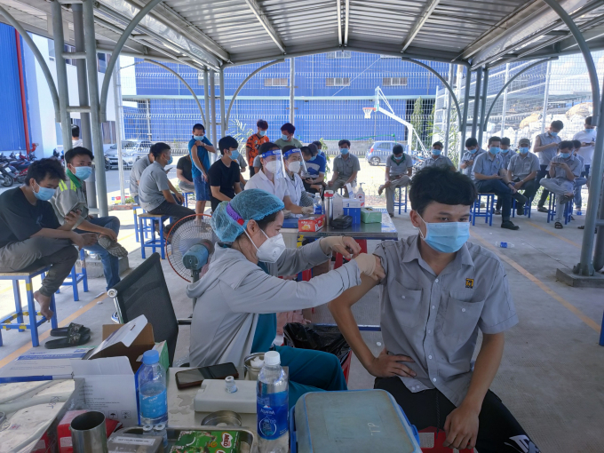 Công nhân KCN Nam Đồng Phú tiêm vắc xin Covid-19.