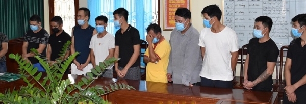 Ninh Bình: Bắt quả tang 10 con bạc đang say sưa sạt phạt nhau bằng hình thức xóc đĩa